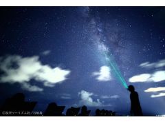 ツアー中はレーザーポインタを使って、星空ガイドがご案内します。