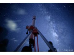 天体望遠鏡で土星の輪っかや月のクレーターの観察も。