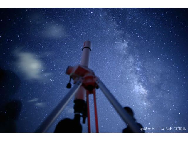 天体望遠鏡で土星の輪っかや月のクレーターの観察も。