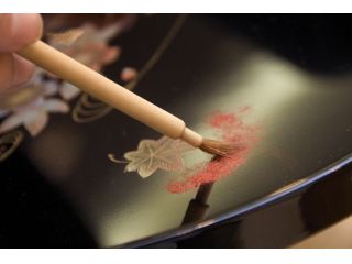 下絵の描かれた漆の盆に彩色し、金粉等を蒔く蒔絵体験です。