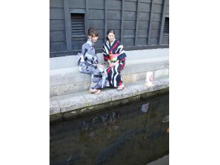 浴衣でしっとり町並みをお楽しみください。鯉のたくさんいる瀬戸川沿いの通りはお勧めです。
