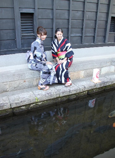 浴衣でしっとり町並みをお楽しみください。鯉のたくさんいる瀬戸川沿いの通りはお勧めです。