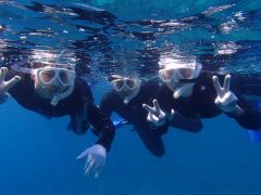 スノーケリングはダイビングに比べて気軽に参加できてグループに最適。みんなでワイワイ海遊びしましょう♪