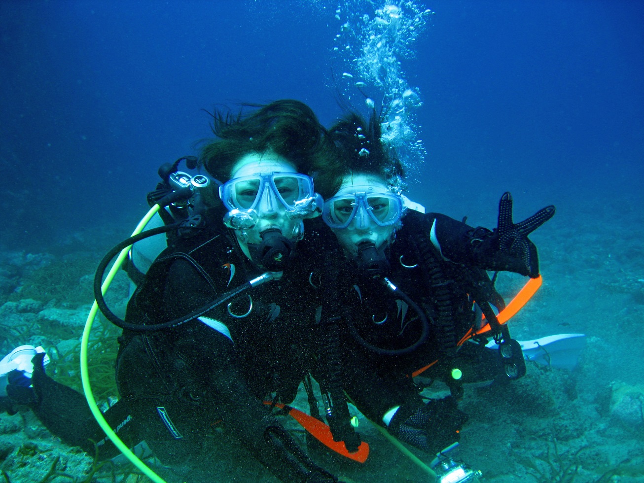 体験ダイビングツアー参加者には1組に1台水中レジカメレンタルサービス♪水中での記念写真もプレゼント!