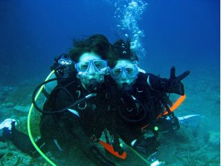 体験ダイビングツアー参加者には1組に1台水中レジカメレンタルサービス♪水中での記念写真もプレゼント!