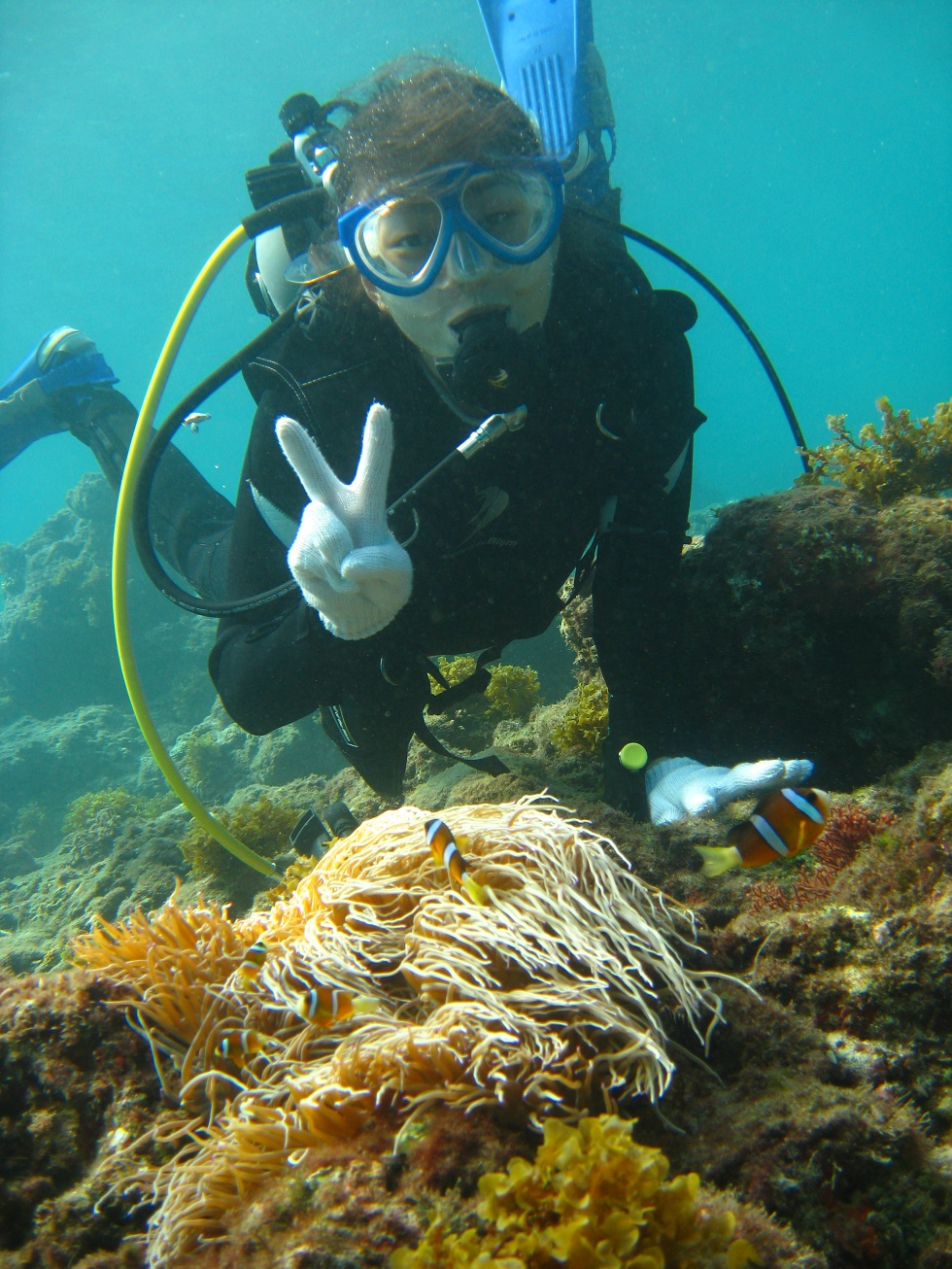 某映画で一躍有名!女性に人気の魚の仲間「クマノミ」もたくさんいます♪可愛い魚とダイビングの記念写真です^^