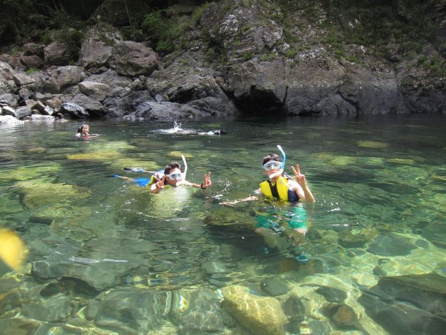 夏場は透明な川で泳いで魚を探しましょう♪