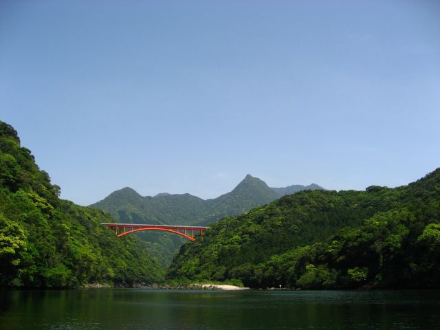 登山とはまた違う水面から見上げる屋久島の大自然は格別です♪