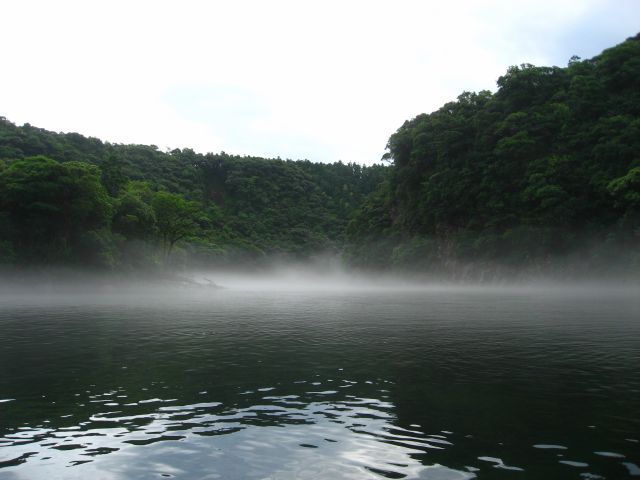 雨上がりには水面に靄がかかって幻想的に♪