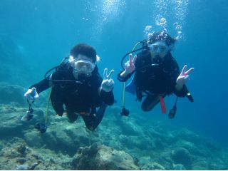 上手に泳いでいるおふたり。実はこの日が初ダイビングでした。初めてでも大丈夫ですよ♪