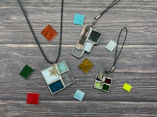 ステンドアクセサリー体験 高学年から体験が可能です。