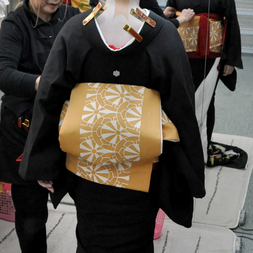 着付け◆芸妓さんは粋な角だしの結び方で。もちろん長ーーい帯を本格的に結びます。