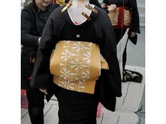 着付け◆芸妓さんは粋な角だしの結び方で。もちろん長ーーい帯を本格的に結びます。
