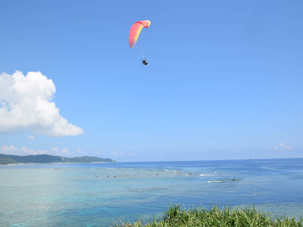 青い空と青い海を空中散歩!