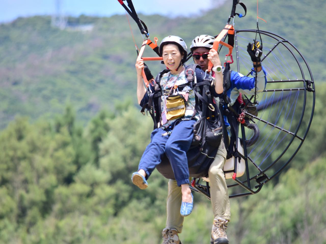 ハッピースカイの二人乗りパラグライダーで奄美の美しい青空とウミガメが泳ぐさんご礁の海上へ飛び立とう!