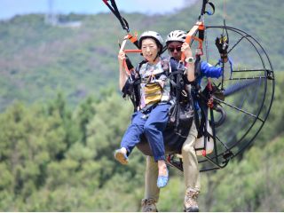 ハッピースカイの二人乗りパラグライダーで奄美の美しい青空とウミガメが泳ぐさんご礁の海上へ飛び立とう!