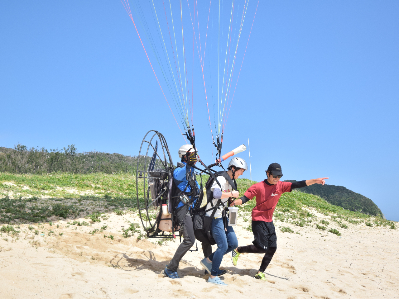 美しい砂浜から サンゴ礁の海へ飛び立とう