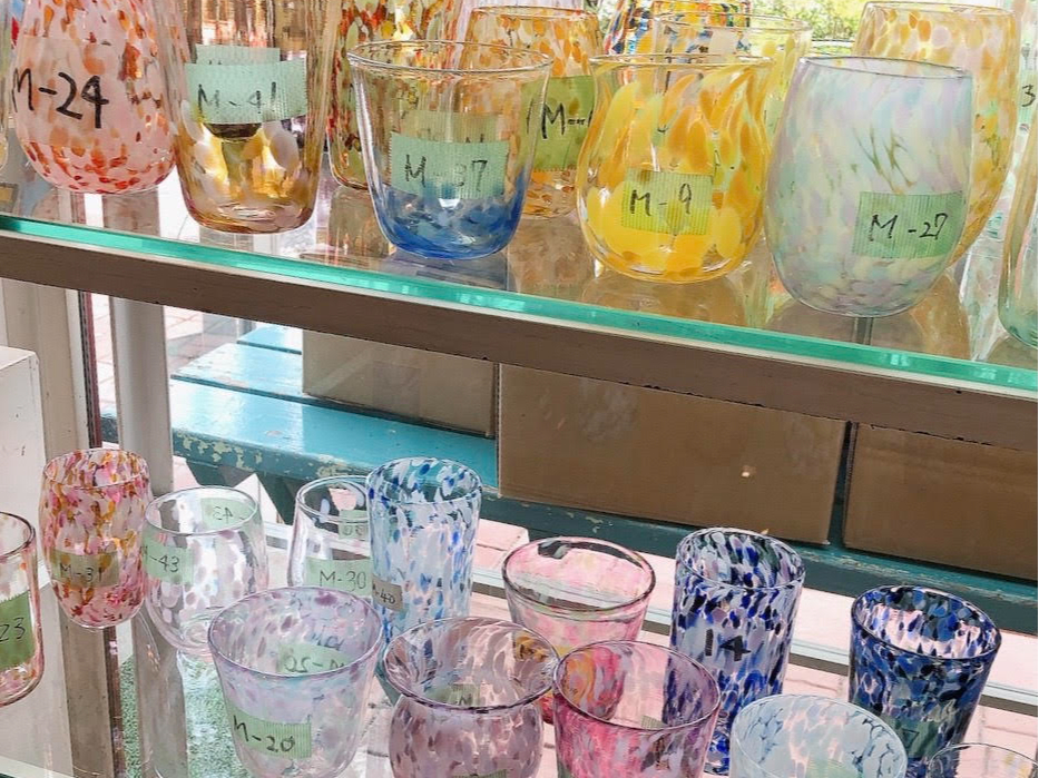 当店オリジナルでブレンドしたガラスの色つぶ40種類近くある中から、つけたい1種類を選んでいただきます。まよっちゃう方、多いです♪