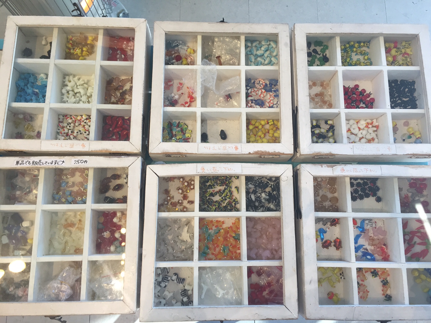 約100種類のガラスパーツご用意しております!