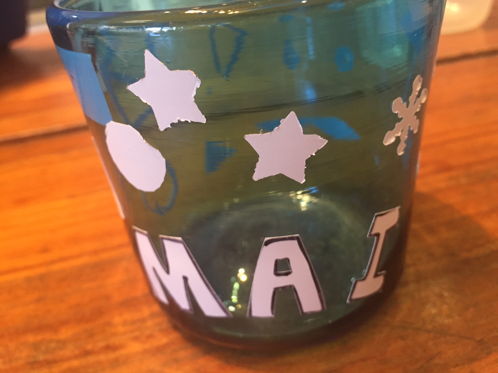 名前や柄など自由にシールを貼っていきます!