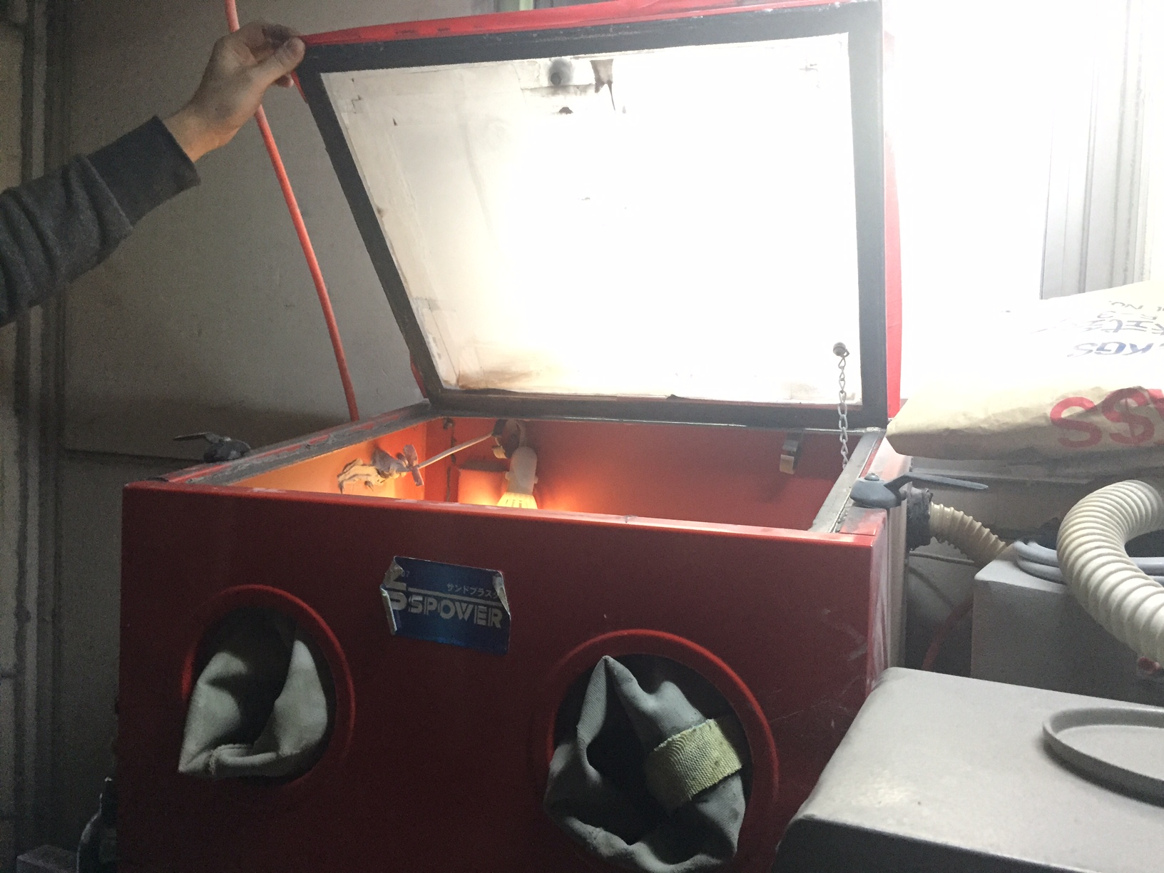 サンドブラスト専用の機械でスタッフが削らせていただきます