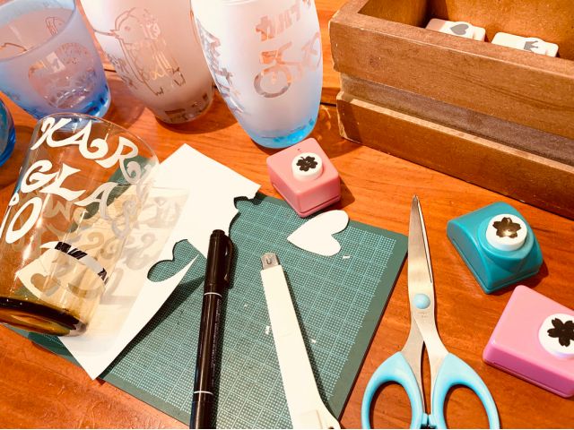 選んだコップにシールを貼って曇りガラスにしてみよう!