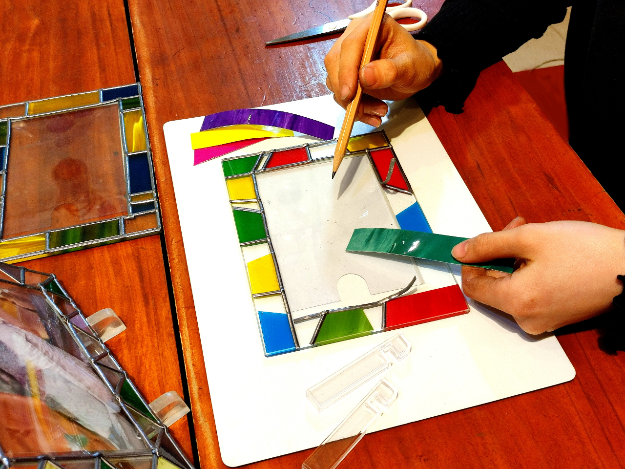 色シールを好きな幅にカットして、自分のセンスで並べて貼っていこう。