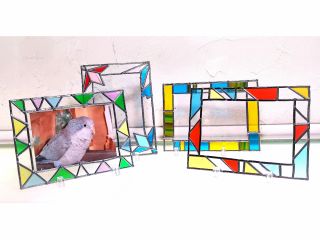 スタンドグラス風になる専用シールを張り付けて作る写真立て!