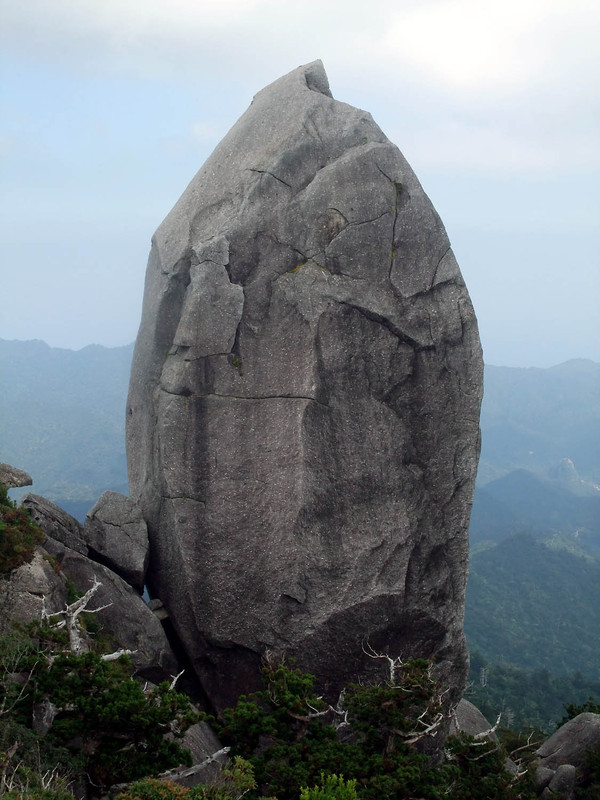 太忠岳 日帰りコース 標高1497m 40mの巨石がピークにそびえる御神山 たっぷり時間をかけてトレッキング 自然の不思議な造形に圧倒 お弁当 送迎付 屋久島life Style じゃらん遊び体験
