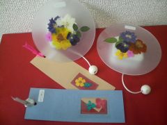 ガラスの押し花オルゴールとしおり押し花をガラスにアレンジ。壁掛けタイプのオルゴールを取付けて出来上がりです。押し花で、栞もお作りいただけます。