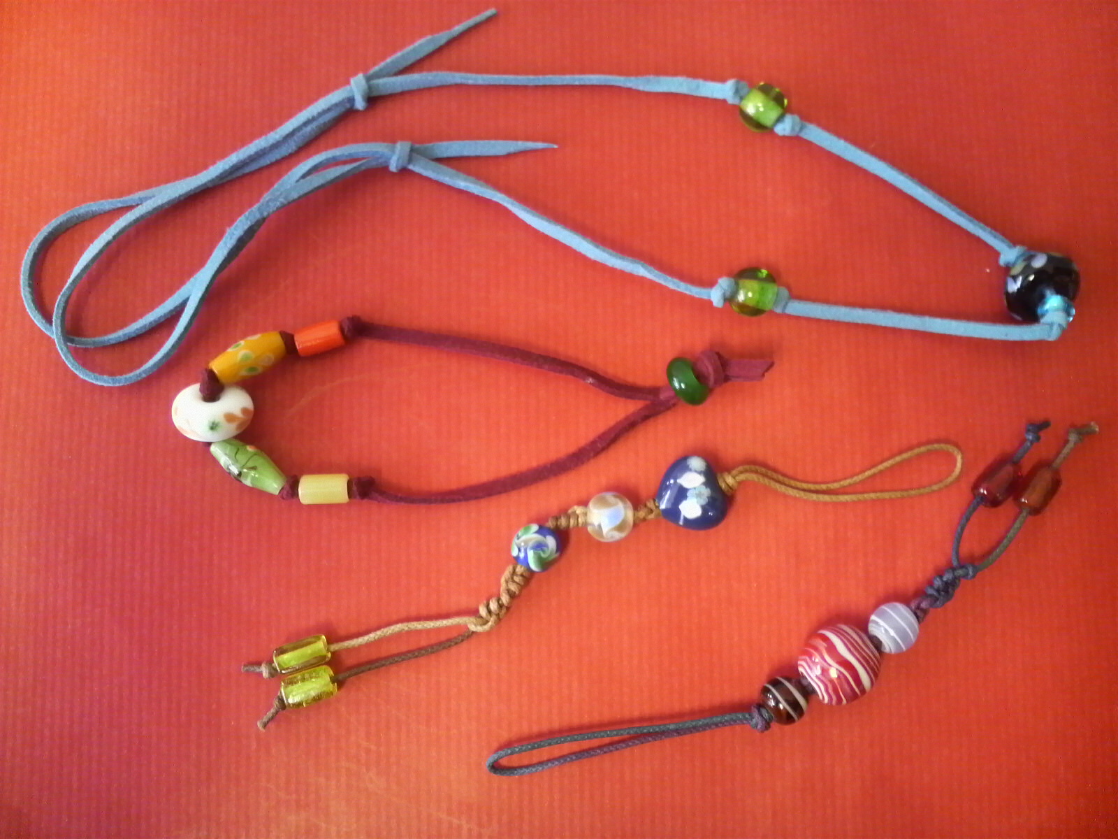 とんぼ玉アクセサリーパーツを選んで組み立てるだけなので、お子様でも安心。時間はあまりないけれど旅行の記念に体験したい!という方にもおすすめです。