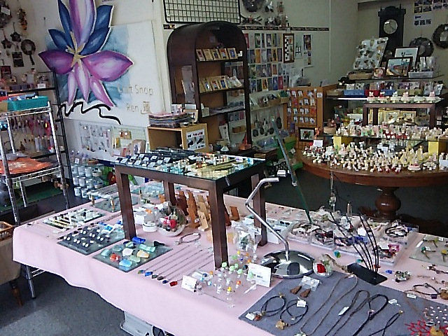 作家さんの手作りアクセサリーや小物を手に取ってみてください♪