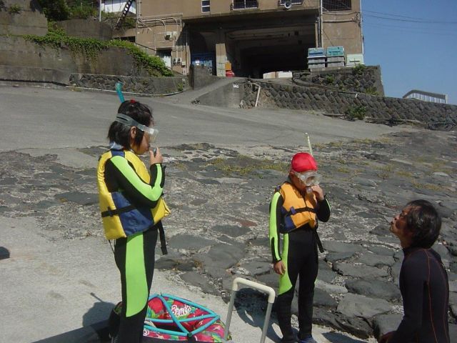 器材の使い方や泳ぎ方などを説明中