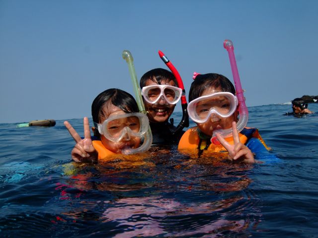 専用のスーツとベストを着用するので、水が苦手な人でも沈むことはありません。