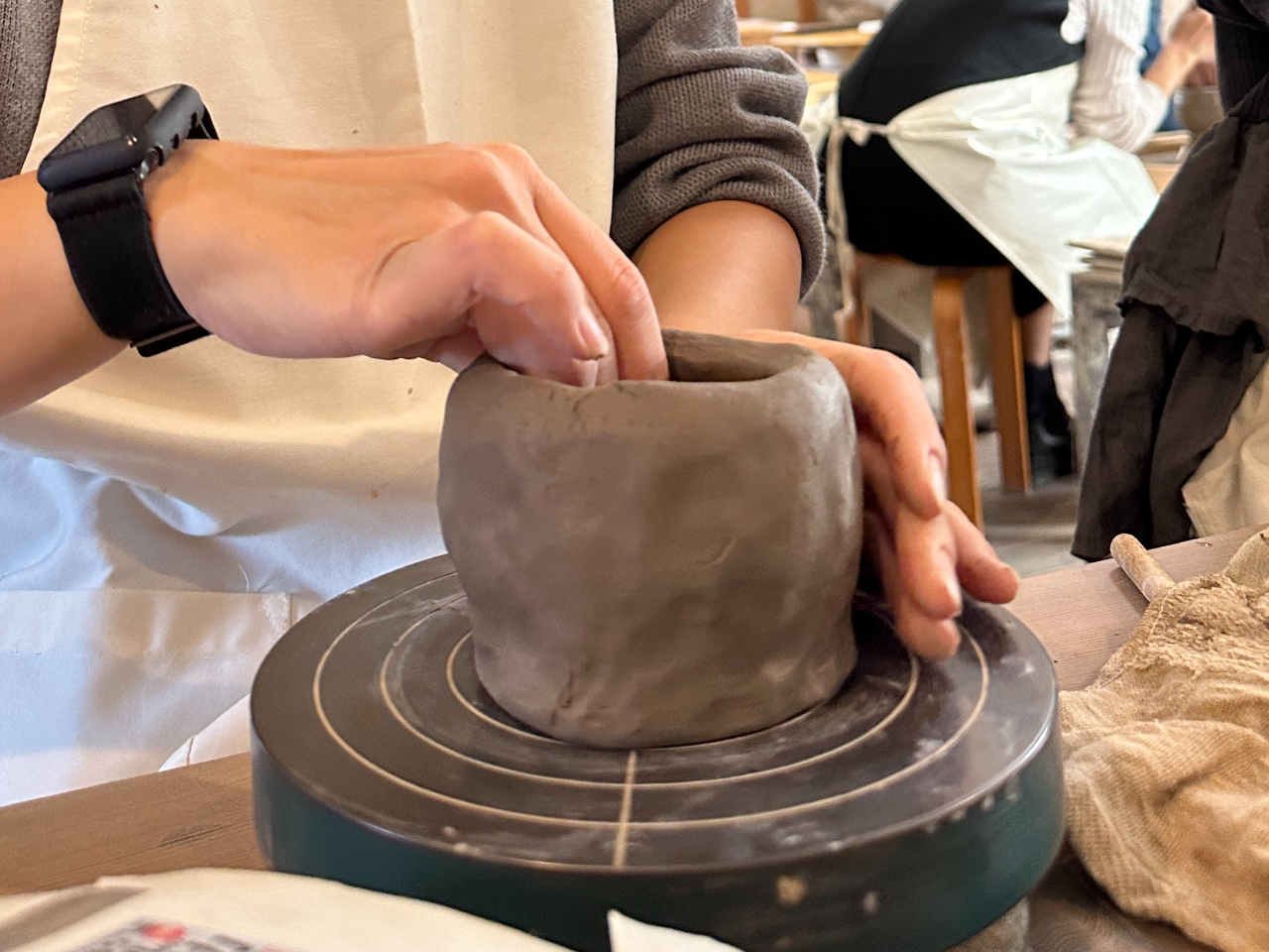 お茶碗など、ゆっくり時間をかけて自分の作品を作っていきます!