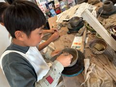 お子様も夢中になって作品づくりを楽しんでおられます。
