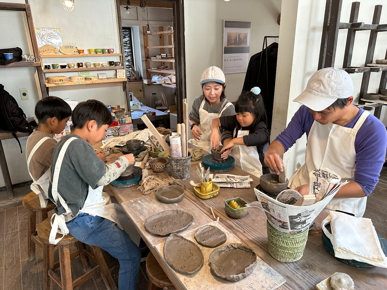 みんなで夢中になって陶芸体験!
