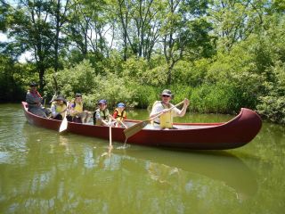 安定性の高い大型カヌーを使用していますので、小さなお子様からご年配の方まで安全に安心してご参加頂けます。