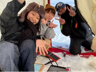 近年、女性にも人気のワカサギ釣り!ベテランガイドが丁寧に指導しますので、ワカサギ釣り初心者でも安心です。