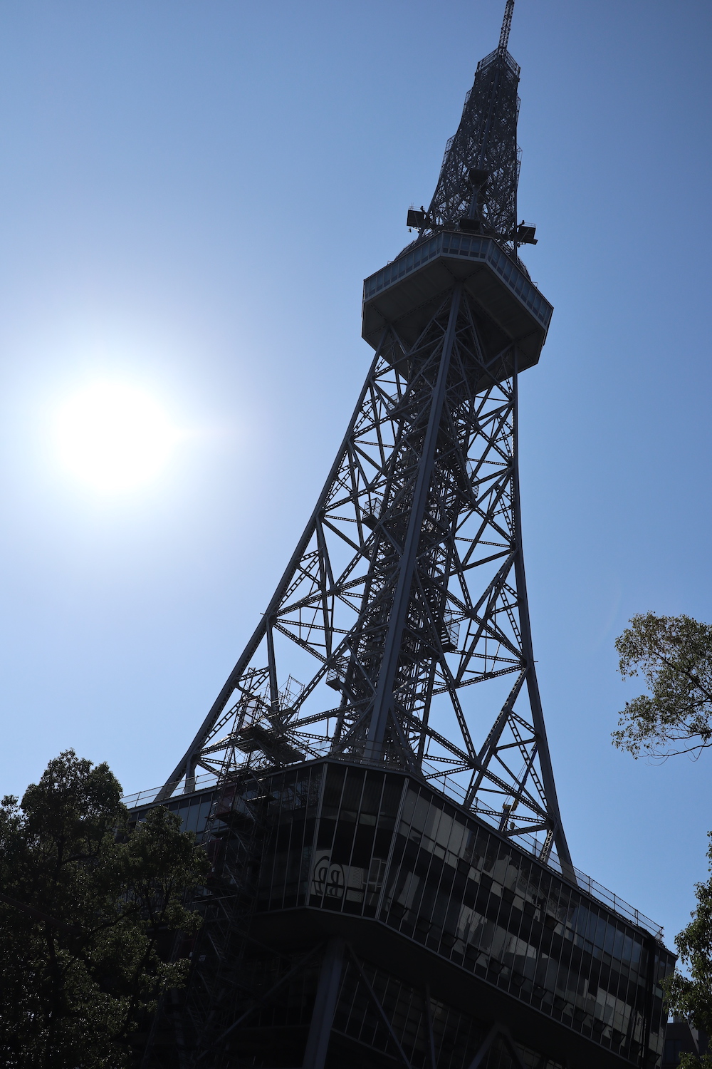 d͖^[ierj̖ڂ̑OɓX܂͂܂B