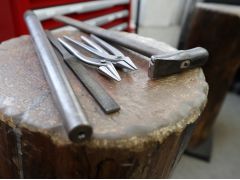 プロの使う道具をそのまま使う本格的なモノづくりです。