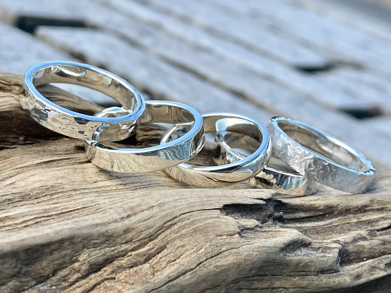 指輪は指に合わせて作るからピンキーリングなどの小さいサイズからメンズの大きなサイズでも大丈夫。指輪の内側に刻印も1文字100円で刻印もできます。