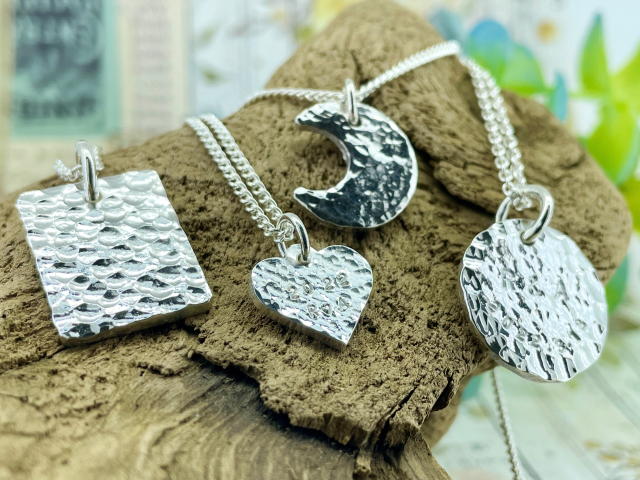 シンプルなプレートタイプのネックレスにはイニシャルなどが刻印できます。ネックレスのチェーンは2300円でシルバーのチェーンがセットでご用意できます。