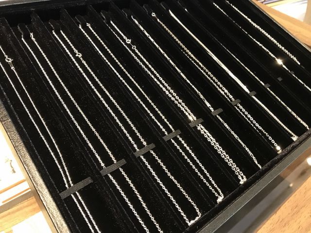 オプションでシルバーのネックレスもご用意してます。