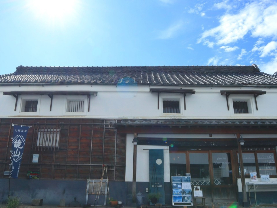 店舗入り口。木造の蔵とガラスの融合したオシャレな雰囲気が漂います☆