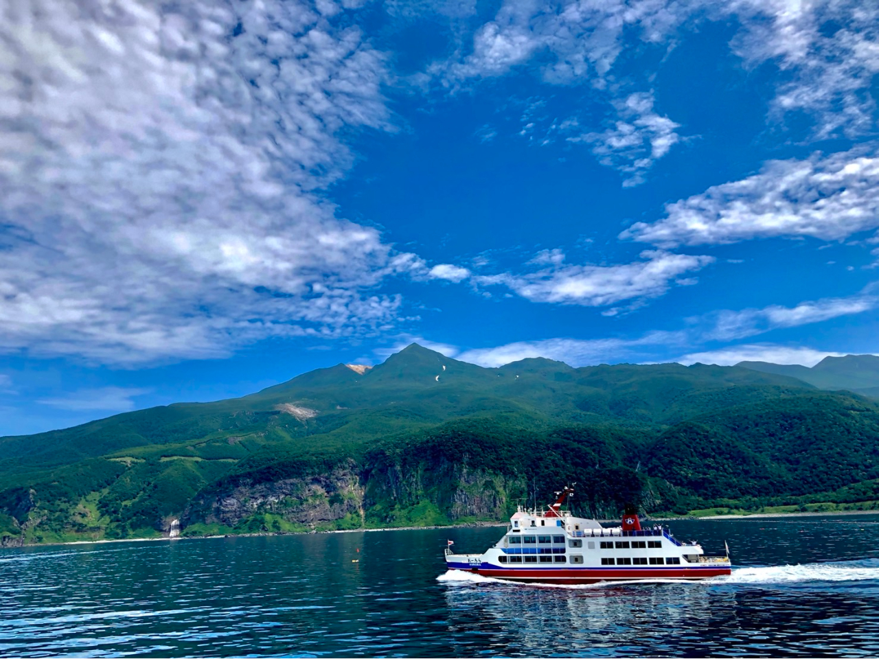 【カムイワッカの滝航路】世界自然遺産・知床の絶景ポイントを船から楽しめるお手軽ク...