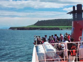 陸路からではたどり着けない最突端【知床岬】を折り返す知床観光船おーろら。晴れた日には遠くに国後島が見えます。