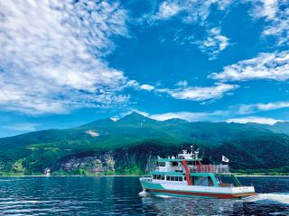 行きは迫力ある知床の断崖や野生動物を探し、戻りは沖合いを回り離れた距離から見える知床の景色をお楽しみください。