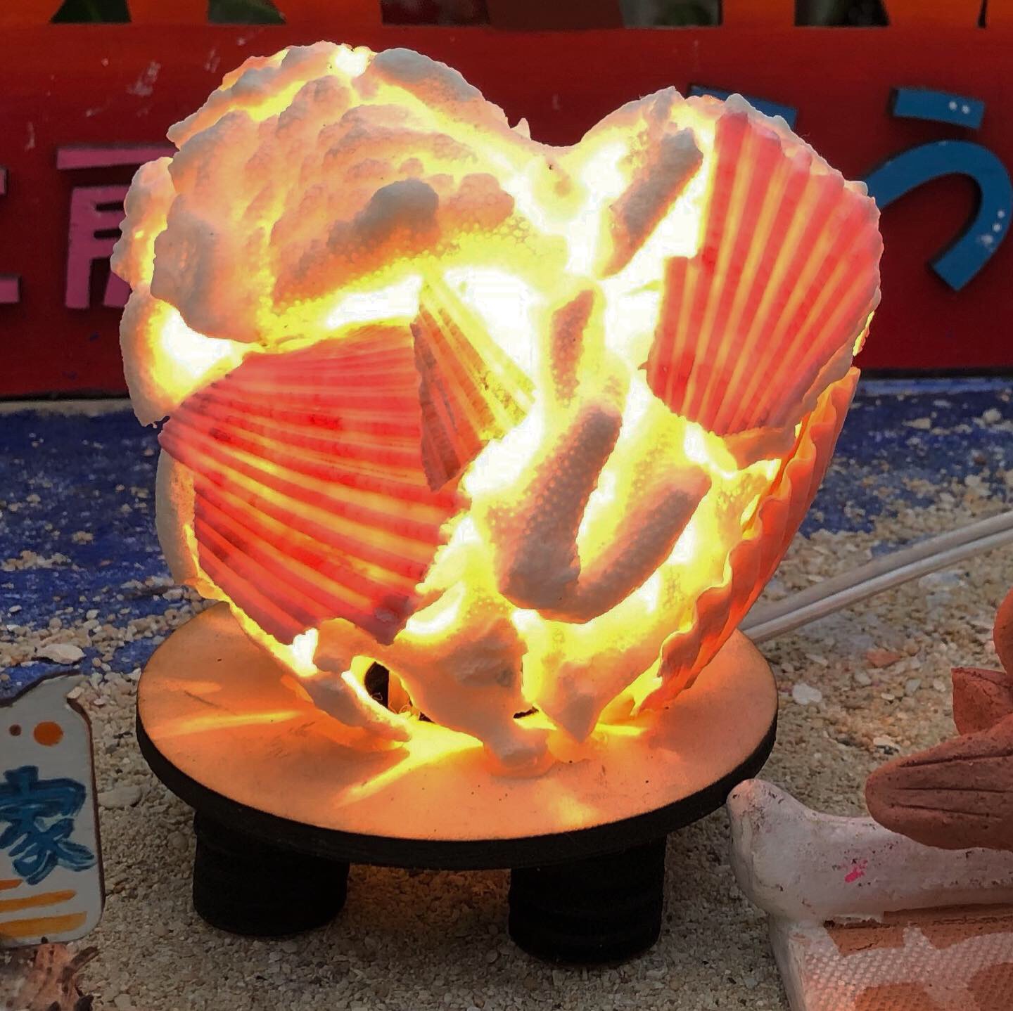 サンゴランプ作り 那覇市でここだけ 天然のサンゴから自然な光があふれる自分だけのオリジナルランプを作ってみましょう 工房 ちゅらうみ家 本店 じゃらん遊び体験