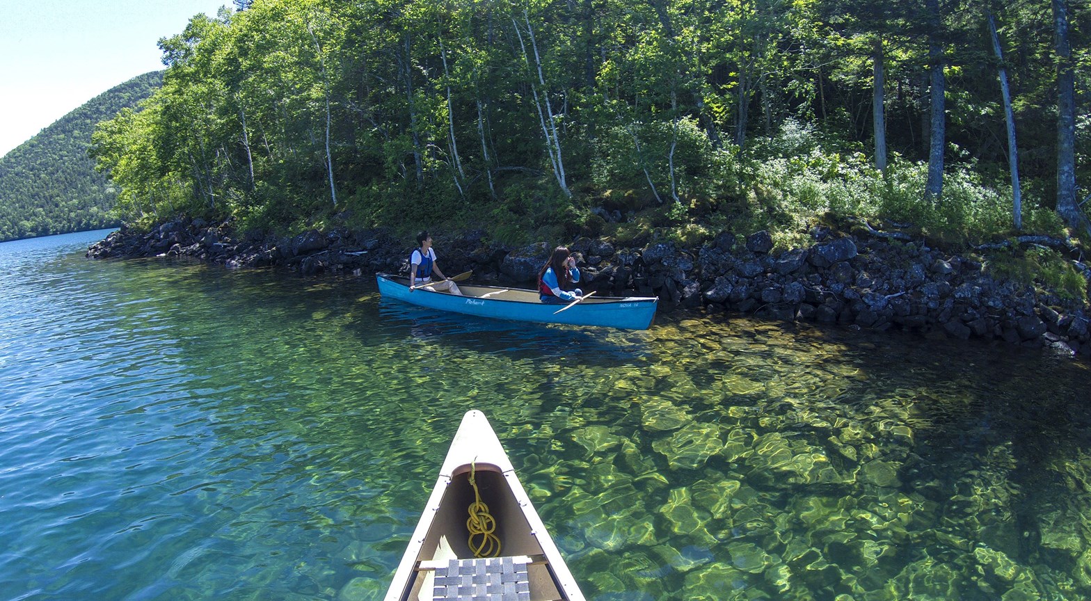 然別湖は、夏の透明度が最大で19.5m!澄んだ翡翠色の湖はとってもきれいです。